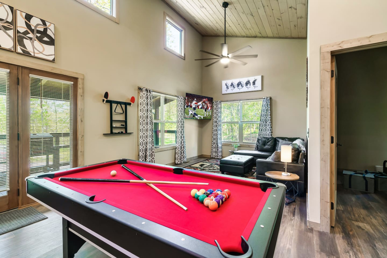 Mountain Cabin Getaway: Jacuzzi & Stunning Views