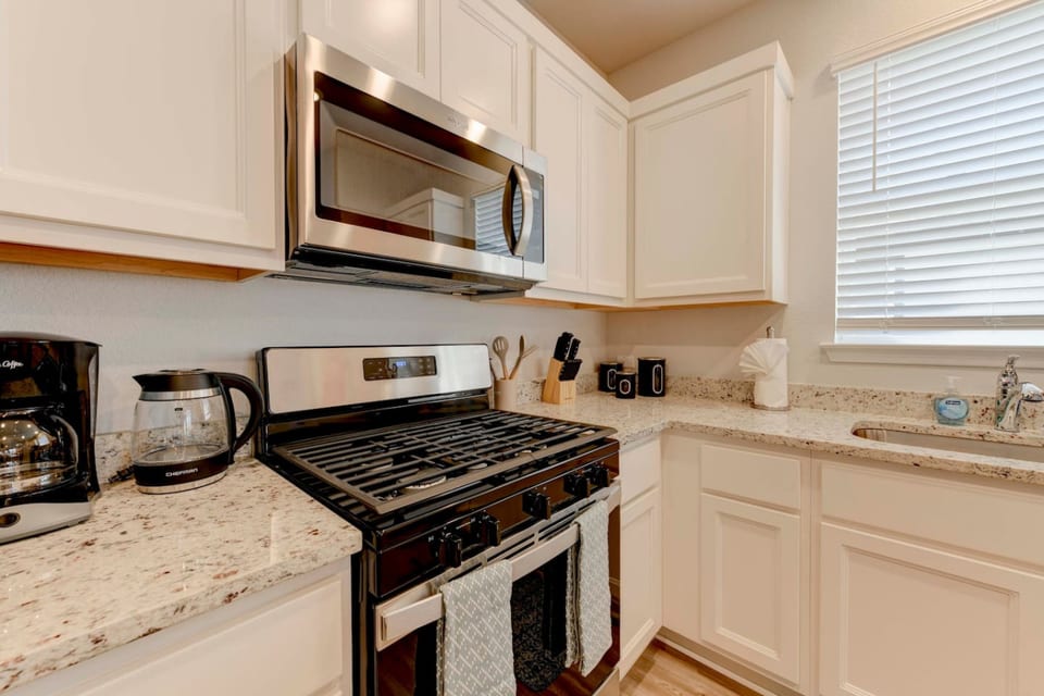 GreensBoro Brand New 5 Bed Home - Greensboro