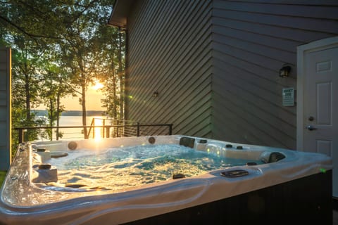 Luxe Lakefront Retreat