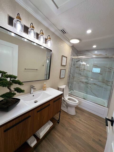 Guest Bathroom
Sink into this spacious bath providing all the luxury you need for a peaceful and relaxing experience filled with your favorite bath amenities.