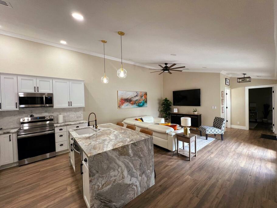 Alluring Luxury Oasis: Modern Comfort & Relaxation