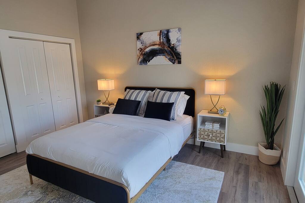 Alluring Luxury Oasis: Modern Comfort & Relaxation