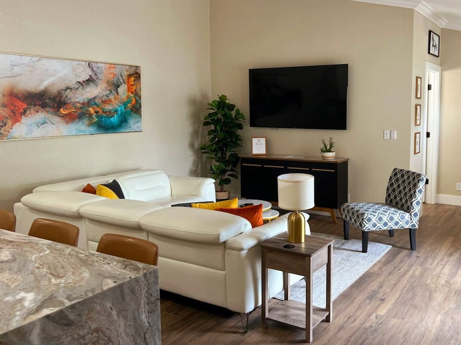 Alluring Luxury Oasis: Modern Comfort & Relaxation