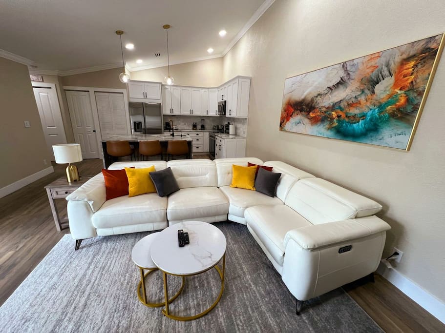 Alluring Luxury Oasis: Modern Comfort & Relaxation