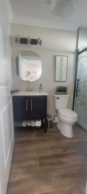 Alluring Luxury Oasis: Modern Comfort & Relaxation