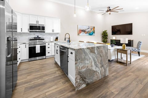 Modern Open-Concept Living: Elegance and Comfort Combined with a Stylish Kitchen and Cozy Lounge Area"