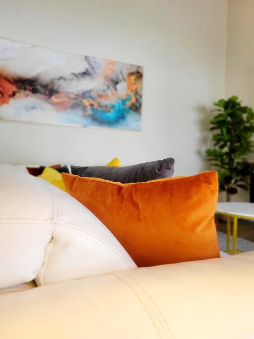 Alluring Luxury Oasis: Modern Comfort & Relaxation