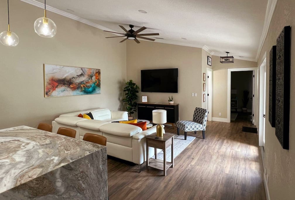Alluring Luxury Oasis: Modern Comfort & Relaxation