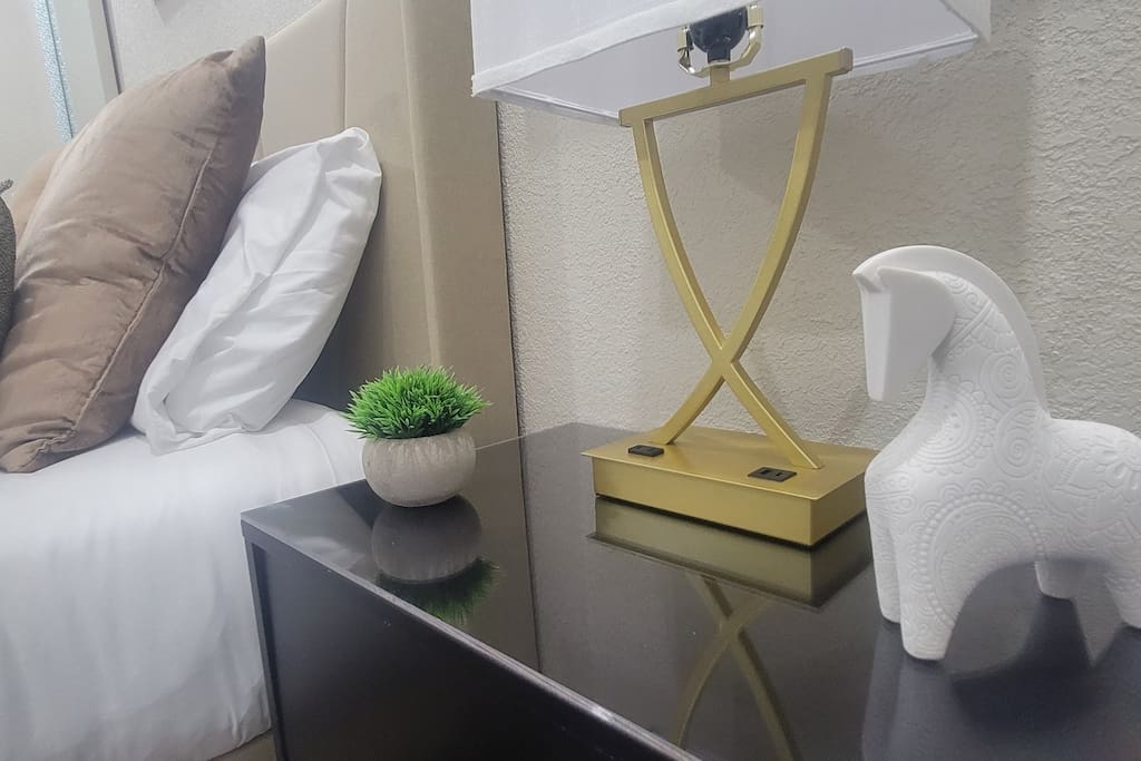 Alluring Luxury Oasis: Modern Comfort & Relaxation