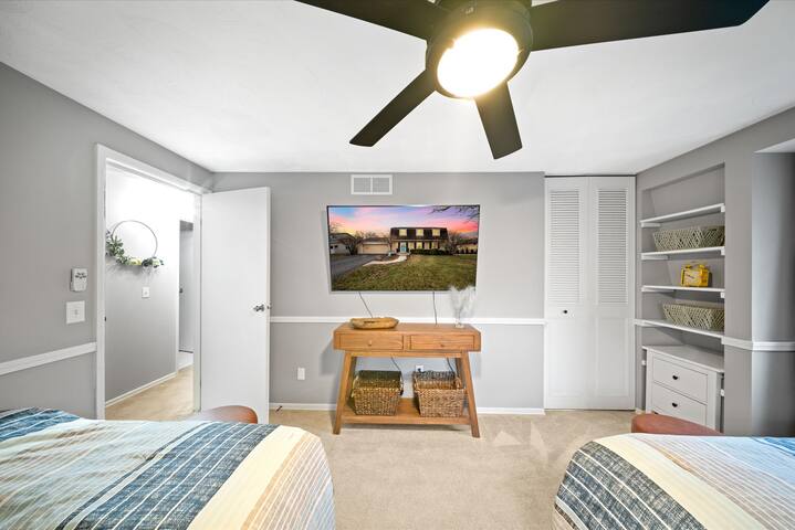 Colorful 4BR Retreat w/Hot Tub & Near I-75/I-475 - Perrysburg Colorful 4BR Retreat w/Hot Tub & Near I-75/I-475 - Perrysburg