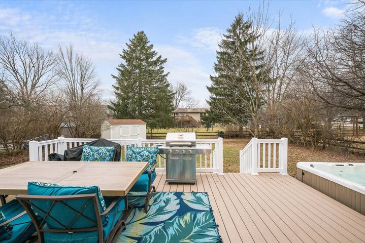 Colorful 4BR Retreat w/Hot Tub & Near I-75/I-475 - Perrysburg Colorful 4BR Retreat w/Hot Tub & Near I-75/I-475 - Perrysburg