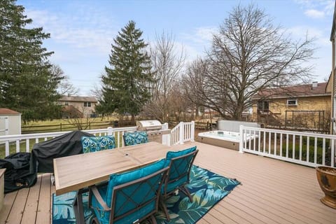 Colorful 4BR Retreat w/Hot Tub & Near I-75/I-475