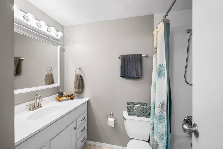 Colorful 4BR Retreat w/Hot Tub & Near I-75/I-475 - Perrysburg Colorful 4BR Retreat w/Hot Tub & Near I-75/I-475 - Perrysburg