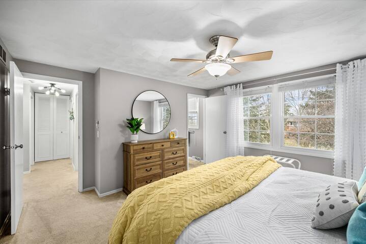 Colorful 4BR Retreat w/Hot Tub & Near I-75/I-475 - Perrysburg Colorful 4BR Retreat w/Hot Tub & Near I-75/I-475 - Perrysburg
