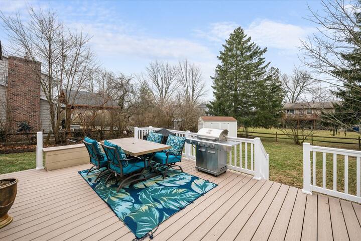 Colorful 4BR Retreat w/Hot Tub & Near I-75/I-475 - Perrysburg Colorful 4BR Retreat w/Hot Tub & Near I-75/I-475 - Perrysburg