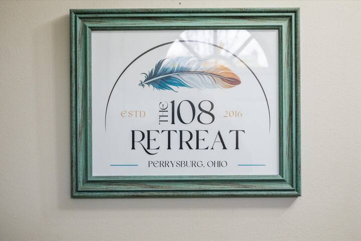 Colorful 4BR Retreat w/Hot Tub & Near I-75/I-475 - Perrysburg Colorful 4BR Retreat w/Hot Tub & Near I-75/I-475 - Perrysburg