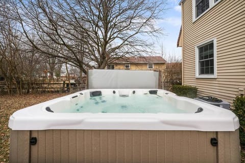 Colorful 4BR Retreat w/Hot Tub & Near I-75/I-475