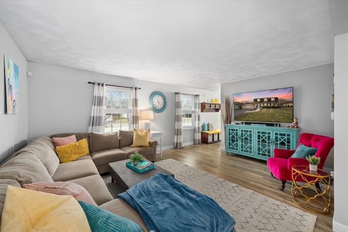 Colorful 4BR Retreat w/Hot Tub & Near I-75/I-475 - Perrysburg