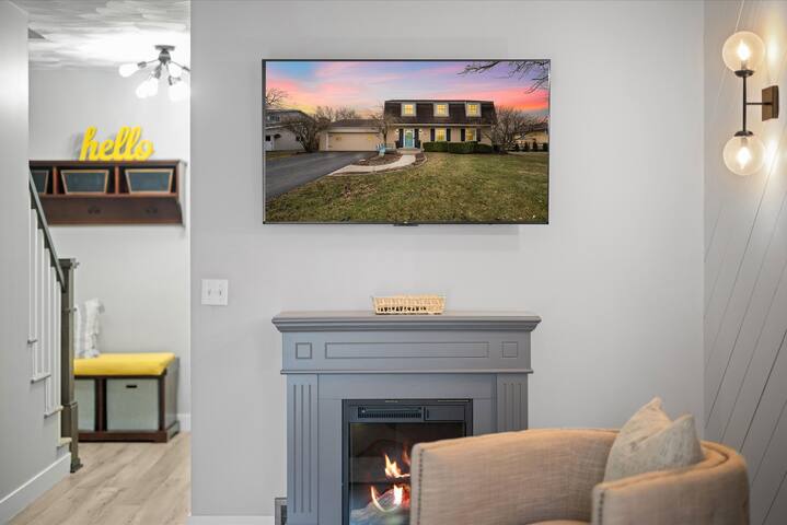 Colorful 4BR Retreat w/Hot Tub & Near I-75/I-475 - Perrysburg Colorful 4BR Retreat w/Hot Tub & Near I-75/I-475 - Perrysburg