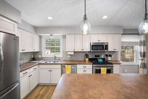 Colorful 4BR Retreat w/Hot Tub & Near I-75/I-475