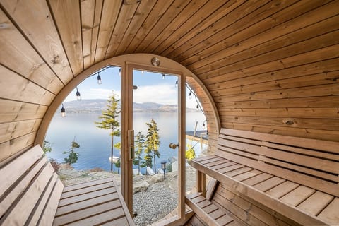 Winter Lakeview Retreat, Sauna & Hot Tub