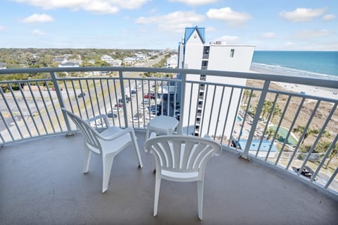 Balcony with Amazing Views of the Ocean