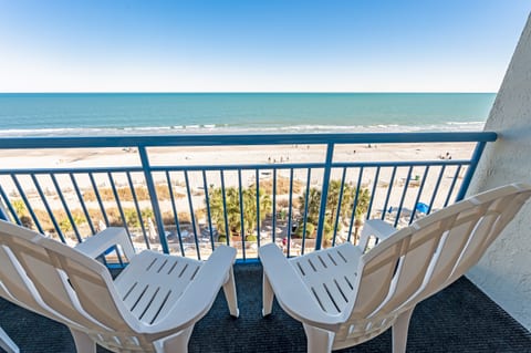 Balcony with Amazing Views of the Ocean