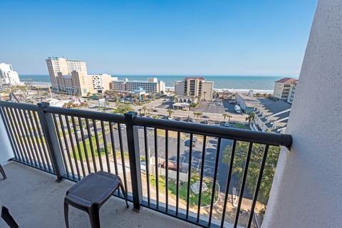 Balcony with Amazing Views of the Ocean