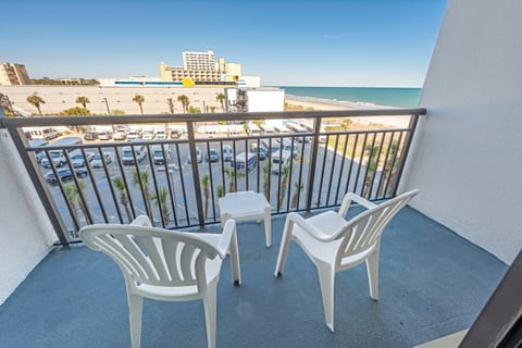 Balcony with Amazing Views of the Ocean