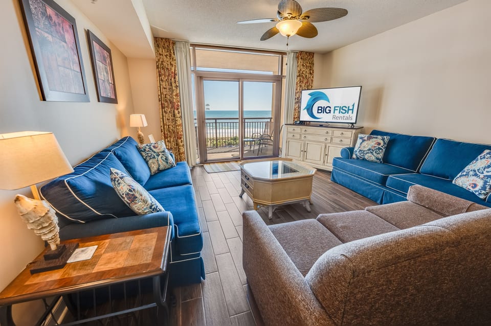 Amazing Living Room with Stunning Views🌊☀️