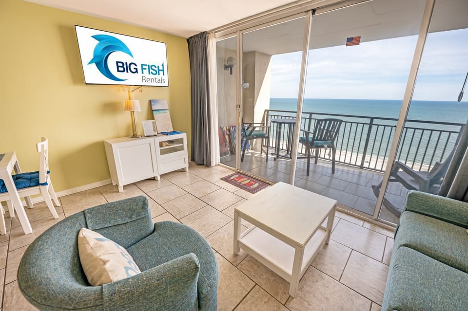 Living Room with Stunning Views🌊☀️