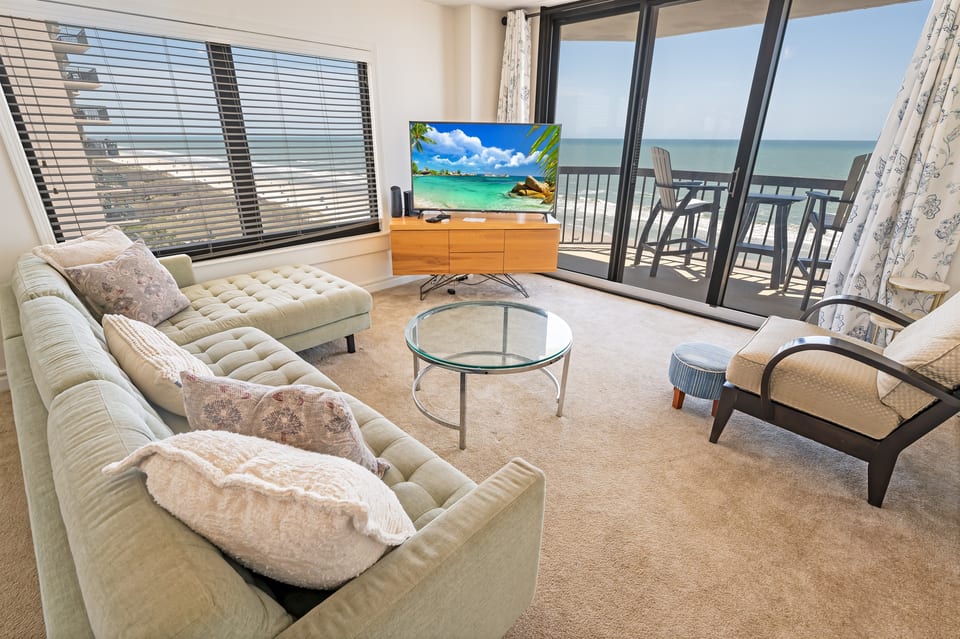 Amazing Living Room with Views of the Ocean 🌊☀️