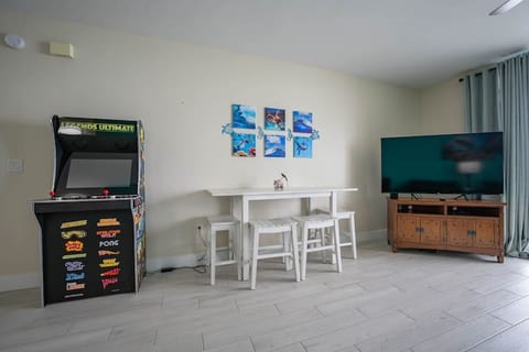 8thFLOceanFrontFreeChairsUmbrellaHeatedPoolArcade
