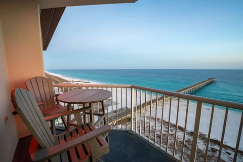 13thFLOceanFrontFreeChairsUmbrellaHeatedPoolArcade