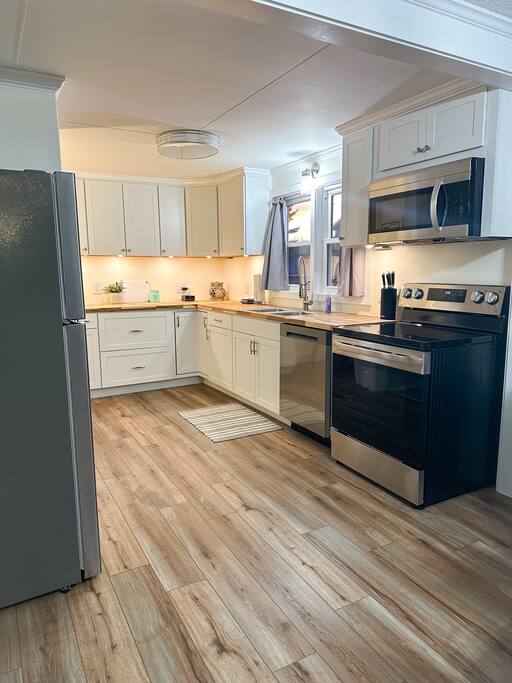F & S Cottage | Wifi, Smart TV, Laundry, Pets OK
