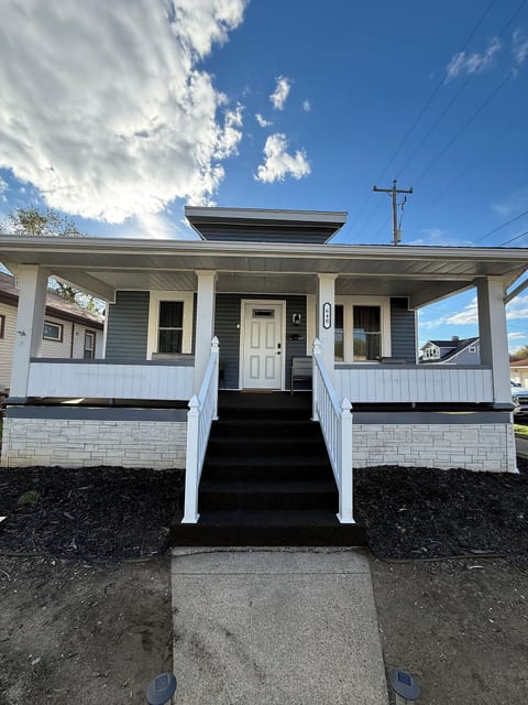Historic Family Cottage • Uhrichsville OH