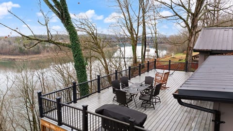 Lakeview Lodge • Sleeps 14 • Game Room • Fire Pit