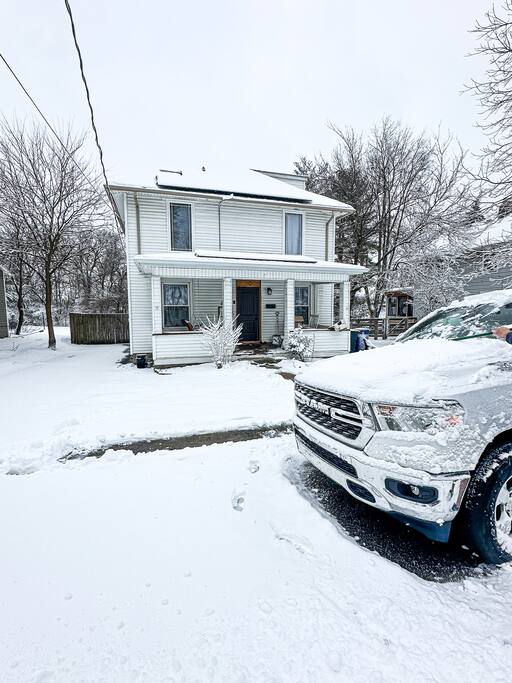 The Truro House: Large Yard for Pets, WiFi & Grill