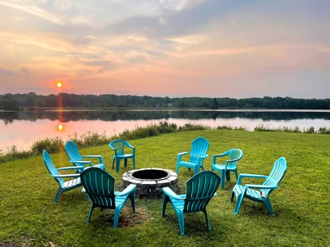 Waterfront Poconos Lake Retreat *NEW*