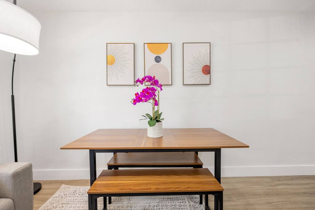 3 BR Home/Close to airport/Fast Wifi/Parking/Grill