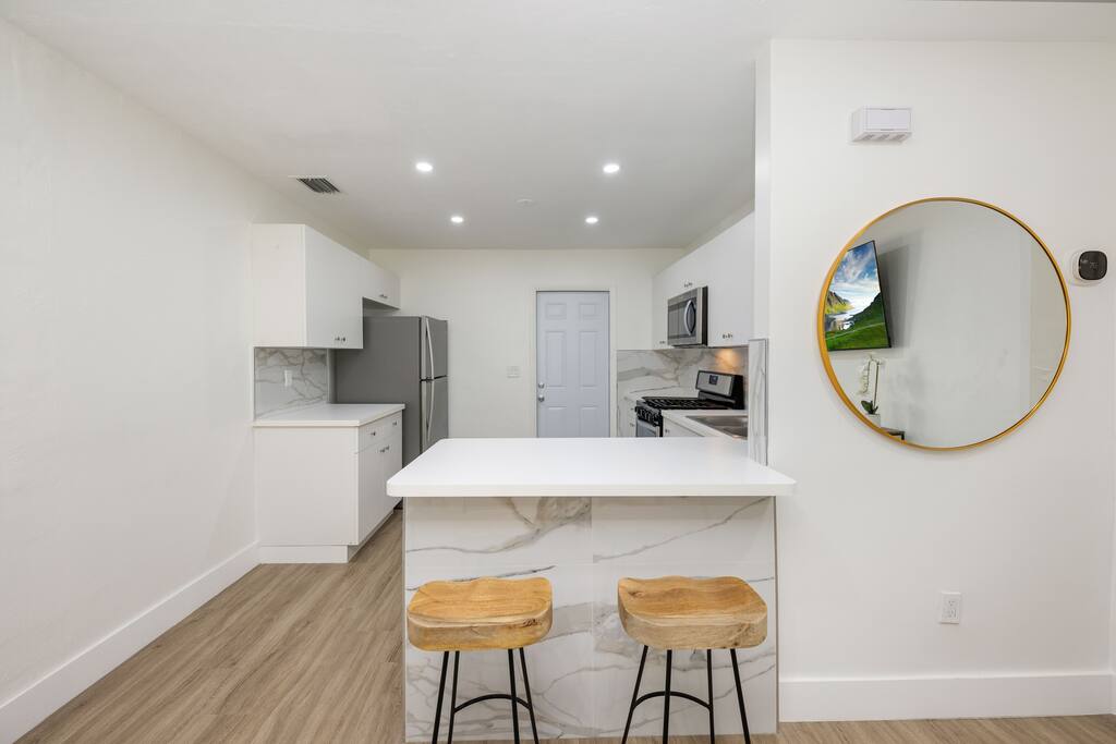 3 BR Home/Close to airport/Fast Wifi/Parking/Grill