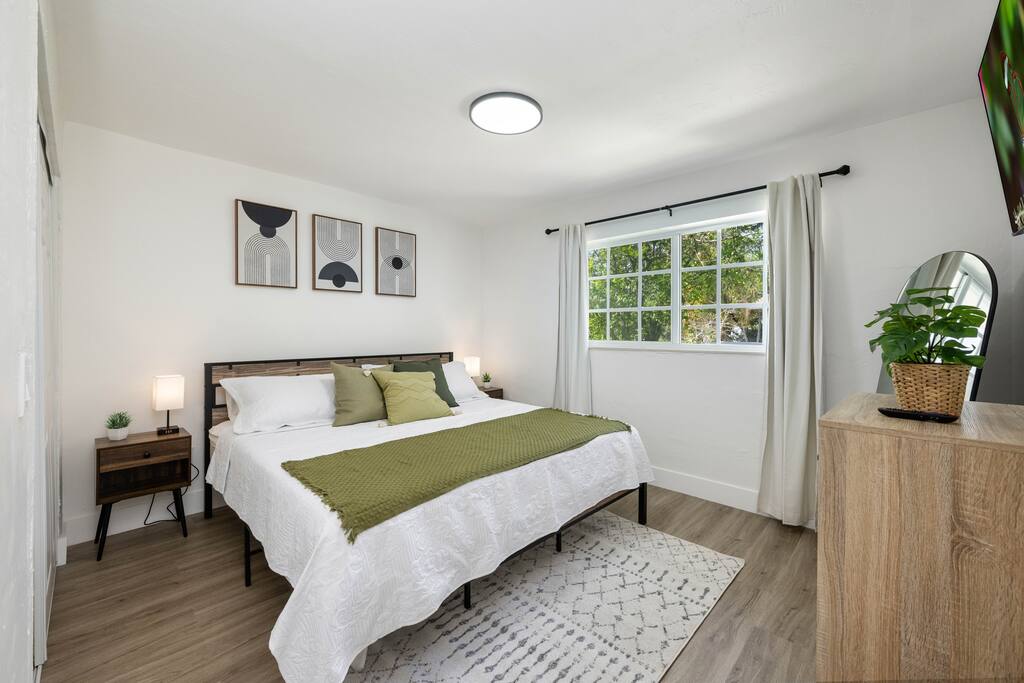 3 BR Home/Close to airport/Fast Wifi/Parking/Grill