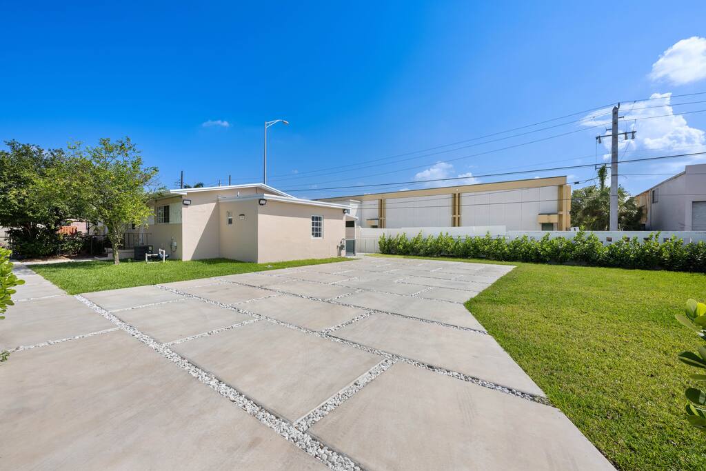 3 BR Home/Close to airport/Fast Wifi/Parking/Grill