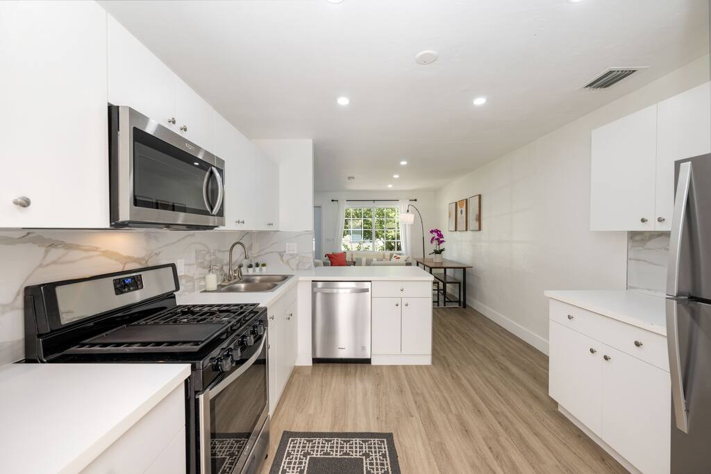 3 BR Home/Close to airport/Fast Wifi/Parking/Grill