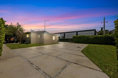 3 BR home near airport + ample parking & fast Wifi