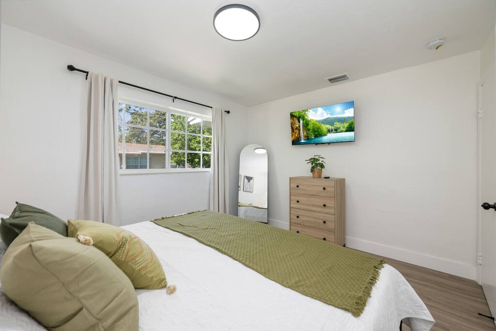 3 BR Home/Close to airport/Fast Wifi/Parking/Grill