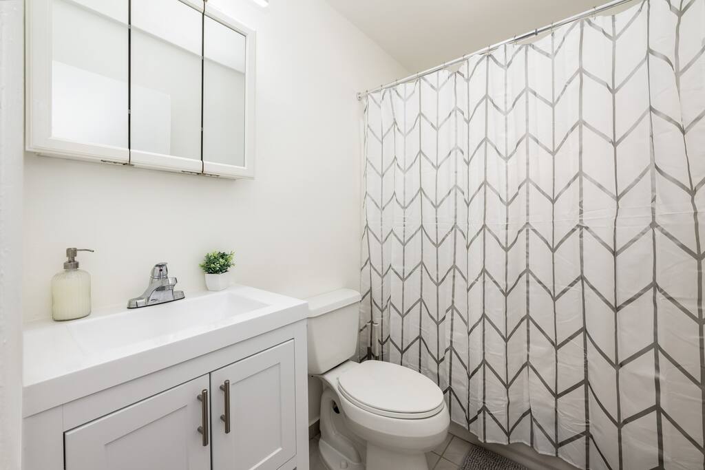 3 BR Home/Close to airport/Fast Wifi/Parking/Grill