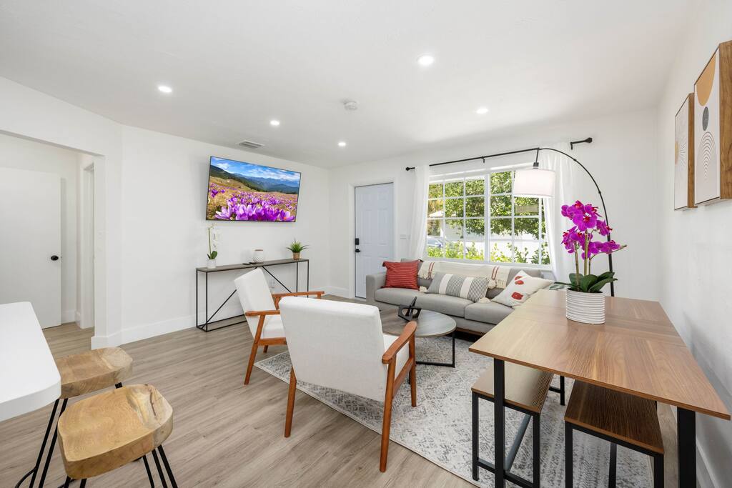 3 BR Home/Close to airport/Fast Wifi/Parking/Grill