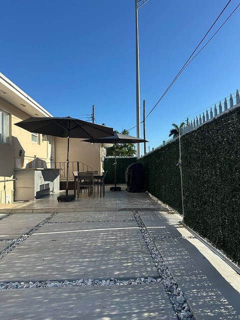 3 BR home near airport + ample parking & fast Wifi