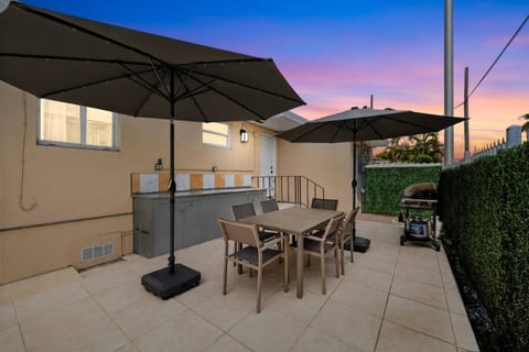 3 BR home near airport + ample parking & fast Wifi